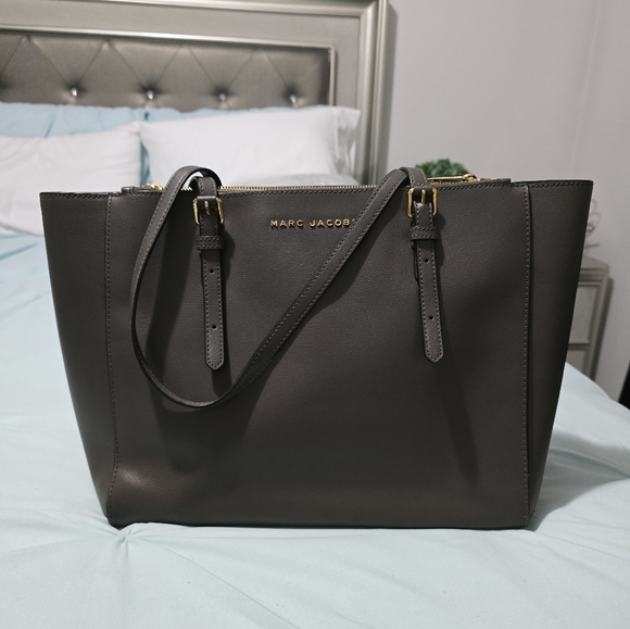 Marc Jacobs Gray Tote Bag with Minimalist Elegance - Picture 1 of 7